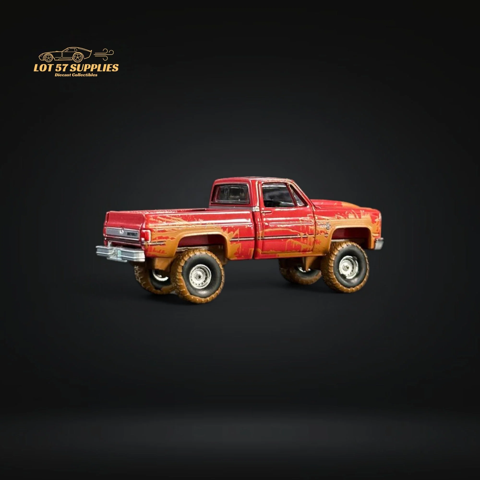 Auto World 1983 Chevrolet Silverado K10 4x4 Muddy LIFTED Squarebody 1:64 BUNDLE 1:64 - Image 4